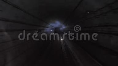 地铁列车穿过隧道。 火车穿过地下隧道，从4K的机舱看到